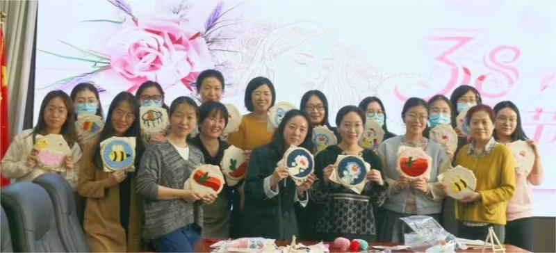 穿梭于方寸之間，感受傳統(tǒng)與現(xiàn)代的交融 ——農(nóng)墾中心舉辦“巧手展風采，綻放‘她力量’”活動慶祝“三八”婦女節(jié)